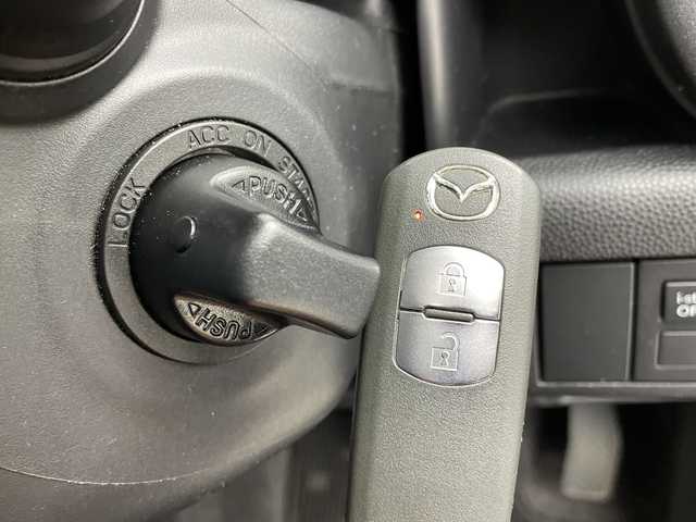 マツダ デミオ 13－スカイアクティブ 新潟県 2012(平24)年 4.6万km ラディアントエボニーマイカ ステアリングスイッチ/ハンドブレーキ/カードホルダー/純正ドアバイザー/リモコンキー/スペアキー/アイドリングストップ/純正メモリナビ/ワンセグ/USB入力端子/フルフラットシート/純正フロアマット/キセノンオートライト/ISOFIX