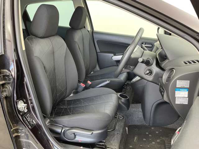 マツダ デミオ 13－スカイアクティブ 新潟県 2012(平24)年 4.6万km ラディアントエボニーマイカ ステアリングスイッチ/ハンドブレーキ/カードホルダー/純正ドアバイザー/リモコンキー/スペアキー/アイドリングストップ/純正メモリナビ/ワンセグ/USB入力端子/フルフラットシート/純正フロアマット/キセノンオートライト/ISOFIX