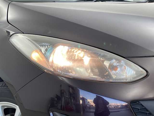 マツダ デミオ 13－スカイアクティブ 新潟県 2012(平24)年 4.6万km ラディアントエボニーマイカ ステアリングスイッチ/ハンドブレーキ/カードホルダー/純正ドアバイザー/リモコンキー/スペアキー/アイドリングストップ/純正メモリナビ/ワンセグ/USB入力端子/フルフラットシート/純正フロアマット/キセノンオートライト/ISOFIX