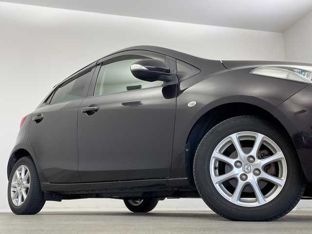 マツダ デミオ 13－スカイアクティブ 新潟県 2012(平24)年 4.6万km ラディアントエボニーマイカ ステアリングスイッチ/ハンドブレーキ/カードホルダー/純正ドアバイザー/リモコンキー/スペアキー/アイドリングストップ/純正メモリナビ/ワンセグ/USB入力端子/フルフラットシート/純正フロアマット/キセノンオートライト/ISOFIX