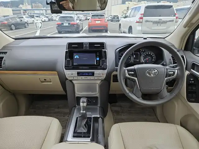 トヨタ ランドクルーザー プラド TX Lパッケージ マットブラED 兵庫県 2023(令5)年 2万km ホワイトパールクリスタルシャイン 4WD/純正ナビ/フルセグTV/バックカメラ/ビルトインETC2.0/ドライブレコーダー/アルパイン後席用フリップダウンモニター/レーダークルーズコントロール/クリアランスソナー/セーフティセンス/・衝突被害軽減ブレーキ/・車線逸脱防止支援/・オートマチックハイビーム/・標識認識/パーキングサポートブレーキ/LEDヘッドランプ/革巻きステアリング/ベージュ革シート/前席パワーシート/前席シートヒーター/ベンチレーション/3列目電動格納シート/純正18インチアルミホイール/スマートキー/プッシュエンジンスタート/禁煙車