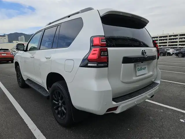 トヨタ ランドクルーザー プラド TX Lパッケージ マットブラED 兵庫県 2023(令5)年 2万km ホワイトパールクリスタルシャイン 4WD/純正ナビ/フルセグTV/バックカメラ/ビルトインETC2.0/ドライブレコーダー/アルパイン後席用フリップダウンモニター/レーダークルーズコントロール/クリアランスソナー/セーフティセンス/・衝突被害軽減ブレーキ/・車線逸脱防止支援/・オートマチックハイビーム/・標識認識/パーキングサポートブレーキ/LEDヘッドランプ/革巻きステアリング/ベージュ革シート/前席パワーシート/前席シートヒーター/ベンチレーション/3列目電動格納シート/純正18インチアルミホイール/スマートキー/プッシュエンジンスタート/禁煙車