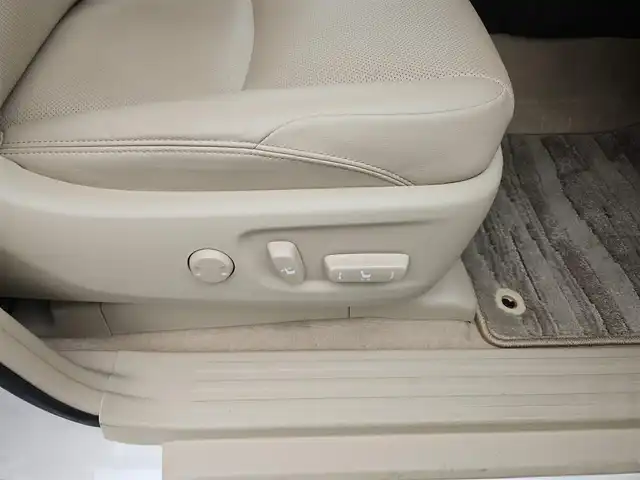 トヨタ ランドクルーザー プラド TX Lパッケージ マットブラED 兵庫県 2023(令5)年 2万km ホワイトパールクリスタルシャイン 4WD/純正ナビ/フルセグTV/バックカメラ/ビルトインETC2.0/ドライブレコーダー/アルパイン後席用フリップダウンモニター/レーダークルーズコントロール/クリアランスソナー/セーフティセンス/・衝突被害軽減ブレーキ/・車線逸脱防止支援/・オートマチックハイビーム/・標識認識/パーキングサポートブレーキ/LEDヘッドランプ/革巻きステアリング/ベージュ革シート/前席パワーシート/前席シートヒーター/ベンチレーション/3列目電動格納シート/純正18インチアルミホイール/スマートキー/プッシュエンジンスタート/禁煙車