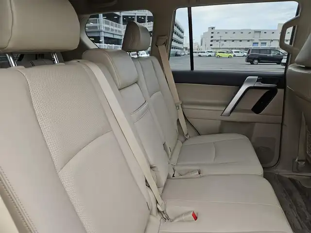 トヨタ ランドクルーザー プラド TX Lパッケージ マットブラED 兵庫県 2023(令5)年 2万km ホワイトパールクリスタルシャイン 4WD/純正ナビ/フルセグTV/バックカメラ/ビルトインETC2.0/ドライブレコーダー/アルパイン後席用フリップダウンモニター/レーダークルーズコントロール/クリアランスソナー/セーフティセンス/・衝突被害軽減ブレーキ/・車線逸脱防止支援/・オートマチックハイビーム/・標識認識/パーキングサポートブレーキ/LEDヘッドランプ/革巻きステアリング/ベージュ革シート/前席パワーシート/前席シートヒーター/ベンチレーション/3列目電動格納シート/純正18インチアルミホイール/スマートキー/プッシュエンジンスタート/禁煙車