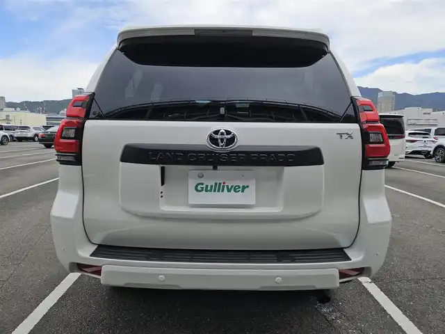 トヨタ ランドクルーザー プラド TX Lパッケージ マットブラED 兵庫県 2023(令5)年 2万km ホワイトパールクリスタルシャイン 4WD/純正ナビ/フルセグTV/バックカメラ/ビルトインETC2.0/ドライブレコーダー/アルパイン後席用フリップダウンモニター/レーダークルーズコントロール/クリアランスソナー/セーフティセンス/・衝突被害軽減ブレーキ/・車線逸脱防止支援/・オートマチックハイビーム/・標識認識/パーキングサポートブレーキ/LEDヘッドランプ/革巻きステアリング/ベージュ革シート/前席パワーシート/前席シートヒーター/ベンチレーション/3列目電動格納シート/純正18インチアルミホイール/スマートキー/プッシュエンジンスタート/禁煙車