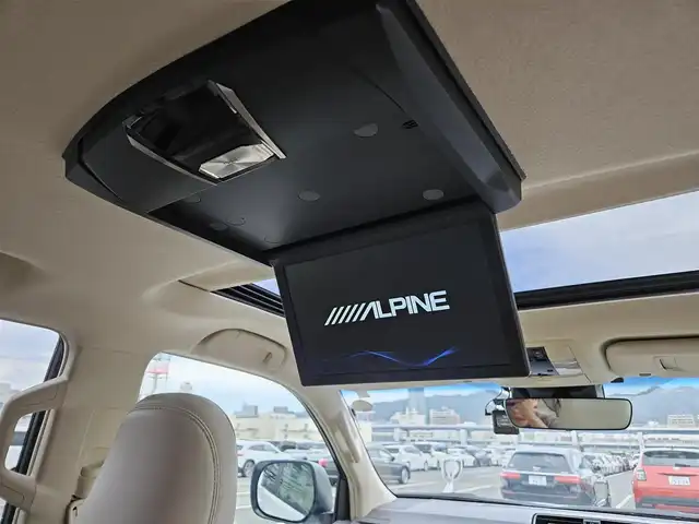 トヨタ ランドクルーザー プラド TX Lパッケージ マットブラED 兵庫県 2023(令5)年 2万km ホワイトパールクリスタルシャイン 4WD/純正ナビ/フルセグTV/バックカメラ/ビルトインETC2.0/ドライブレコーダー/アルパイン後席用フリップダウンモニター/レーダークルーズコントロール/クリアランスソナー/セーフティセンス/・衝突被害軽減ブレーキ/・車線逸脱防止支援/・オートマチックハイビーム/・標識認識/パーキングサポートブレーキ/LEDヘッドランプ/革巻きステアリング/ベージュ革シート/前席パワーシート/前席シートヒーター/ベンチレーション/3列目電動格納シート/純正18インチアルミホイール/スマートキー/プッシュエンジンスタート/禁煙車