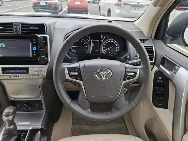 トヨタ ランドクルーザー プラド TX Lパッケージ マットブラED 兵庫県 2023(令5)年 2万km ホワイトパールクリスタルシャイン 4WD/純正ナビ/フルセグTV/バックカメラ/ビルトインETC2.0/ドライブレコーダー/アルパイン後席用フリップダウンモニター/レーダークルーズコントロール/クリアランスソナー/セーフティセンス/・衝突被害軽減ブレーキ/・車線逸脱防止支援/・オートマチックハイビーム/・標識認識/パーキングサポートブレーキ/LEDヘッドランプ/革巻きステアリング/ベージュ革シート/前席パワーシート/前席シートヒーター/ベンチレーション/3列目電動格納シート/純正18インチアルミホイール/スマートキー/プッシュエンジンスタート/禁煙車