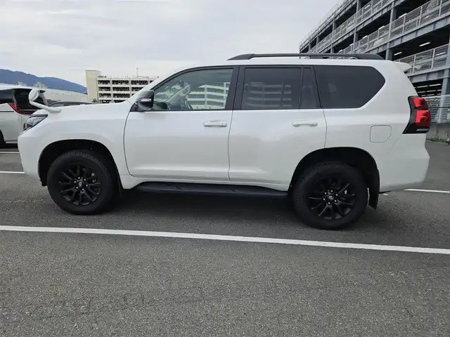 トヨタ ランドクルーザー プラド TX Lパッケージ マットブラED 兵庫県 2023(令5)年 2万km ホワイトパールクリスタルシャイン 4WD/純正ナビ/フルセグTV/バックカメラ/ビルトインETC2.0/ドライブレコーダー/アルパイン後席用フリップダウンモニター/レーダークルーズコントロール/クリアランスソナー/セーフティセンス/・衝突被害軽減ブレーキ/・車線逸脱防止支援/・オートマチックハイビーム/・標識認識/パーキングサポートブレーキ/LEDヘッドランプ/革巻きステアリング/ベージュ革シート/前席パワーシート/前席シートヒーター/ベンチレーション/3列目電動格納シート/純正18インチアルミホイール/スマートキー/プッシュエンジンスタート/禁煙車