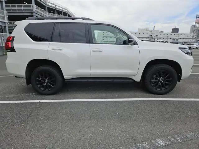 トヨタ ランドクルーザー プラド TX Lパッケージ マットブラED 兵庫県 2023(令5)年 2万km ホワイトパールクリスタルシャイン 4WD/純正ナビ/フルセグTV/バックカメラ/ビルトインETC2.0/ドライブレコーダー/アルパイン後席用フリップダウンモニター/レーダークルーズコントロール/クリアランスソナー/セーフティセンス/・衝突被害軽減ブレーキ/・車線逸脱防止支援/・オートマチックハイビーム/・標識認識/パーキングサポートブレーキ/LEDヘッドランプ/革巻きステアリング/ベージュ革シート/前席パワーシート/前席シートヒーター/ベンチレーション/3列目電動格納シート/純正18インチアルミホイール/スマートキー/プッシュエンジンスタート/禁煙車