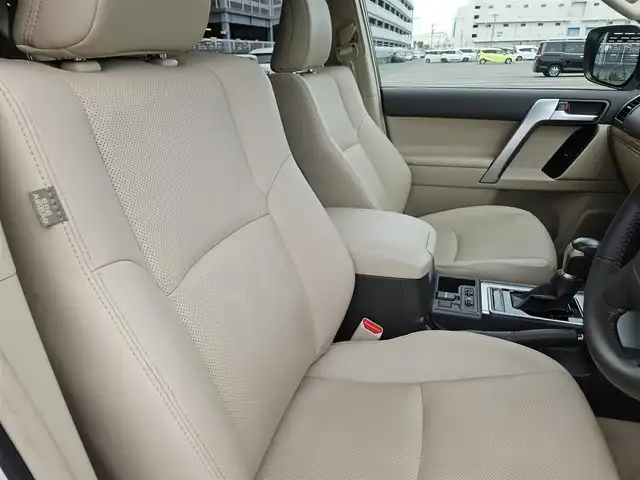 トヨタ ランドクルーザー プラド TX Lパッケージ マットブラED 兵庫県 2023(令5)年 2万km ホワイトパールクリスタルシャイン 4WD/純正ナビ/フルセグTV/バックカメラ/ビルトインETC2.0/ドライブレコーダー/アルパイン後席用フリップダウンモニター/レーダークルーズコントロール/クリアランスソナー/セーフティセンス/・衝突被害軽減ブレーキ/・車線逸脱防止支援/・オートマチックハイビーム/・標識認識/パーキングサポートブレーキ/LEDヘッドランプ/革巻きステアリング/ベージュ革シート/前席パワーシート/前席シートヒーター/ベンチレーション/3列目電動格納シート/純正18インチアルミホイール/スマートキー/プッシュエンジンスタート/禁煙車