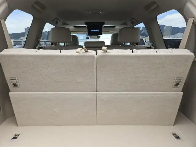 トヨタ ランドクルーザー プラド TX Lパッケージ マットブラED 兵庫県 2023(令5)年 2万km ホワイトパールクリスタルシャイン 4WD/純正ナビ/フルセグTV/バックカメラ/ビルトインETC2.0/ドライブレコーダー/アルパイン後席用フリップダウンモニター/レーダークルーズコントロール/クリアランスソナー/セーフティセンス/・衝突被害軽減ブレーキ/・車線逸脱防止支援/・オートマチックハイビーム/・標識認識/パーキングサポートブレーキ/LEDヘッドランプ/革巻きステアリング/ベージュ革シート/前席パワーシート/前席シートヒーター/ベンチレーション/3列目電動格納シート/純正18インチアルミホイール/スマートキー/プッシュエンジンスタート/禁煙車