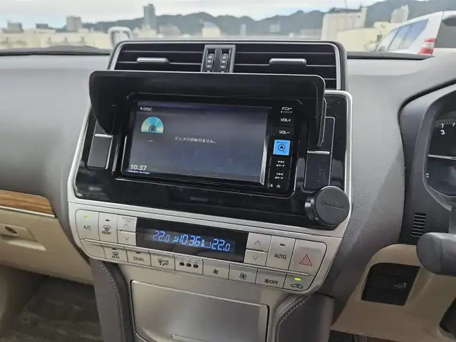 トヨタ ランドクルーザー プラド TX Lパッケージ マットブラED 兵庫県 2023(令5)年 2万km ホワイトパールクリスタルシャイン 4WD/純正ナビ/フルセグTV/バックカメラ/ビルトインETC2.0/ドライブレコーダー/アルパイン後席用フリップダウンモニター/レーダークルーズコントロール/クリアランスソナー/セーフティセンス/・衝突被害軽減ブレーキ/・車線逸脱防止支援/・オートマチックハイビーム/・標識認識/パーキングサポートブレーキ/LEDヘッドランプ/革巻きステアリング/ベージュ革シート/前席パワーシート/前席シートヒーター/ベンチレーション/3列目電動格納シート/純正18インチアルミホイール/スマートキー/プッシュエンジンスタート/禁煙車