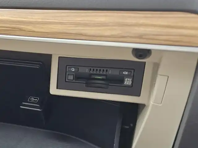 トヨタ ランドクルーザー プラド TX Lパッケージ マットブラED 兵庫県 2023(令5)年 2万km ホワイトパールクリスタルシャイン 4WD/純正ナビ/フルセグTV/バックカメラ/ビルトインETC2.0/ドライブレコーダー/アルパイン後席用フリップダウンモニター/レーダークルーズコントロール/クリアランスソナー/セーフティセンス/・衝突被害軽減ブレーキ/・車線逸脱防止支援/・オートマチックハイビーム/・標識認識/パーキングサポートブレーキ/LEDヘッドランプ/革巻きステアリング/ベージュ革シート/前席パワーシート/前席シートヒーター/ベンチレーション/3列目電動格納シート/純正18インチアルミホイール/スマートキー/プッシュエンジンスタート/禁煙車