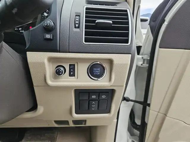 トヨタ ランドクルーザー プラド TX Lパッケージ マットブラED 兵庫県 2023(令5)年 2万km ホワイトパールクリスタルシャイン 4WD/純正ナビ/フルセグTV/バックカメラ/ビルトインETC2.0/ドライブレコーダー/アルパイン後席用フリップダウンモニター/レーダークルーズコントロール/クリアランスソナー/セーフティセンス/・衝突被害軽減ブレーキ/・車線逸脱防止支援/・オートマチックハイビーム/・標識認識/パーキングサポートブレーキ/LEDヘッドランプ/革巻きステアリング/ベージュ革シート/前席パワーシート/前席シートヒーター/ベンチレーション/3列目電動格納シート/純正18インチアルミホイール/スマートキー/プッシュエンジンスタート/禁煙車