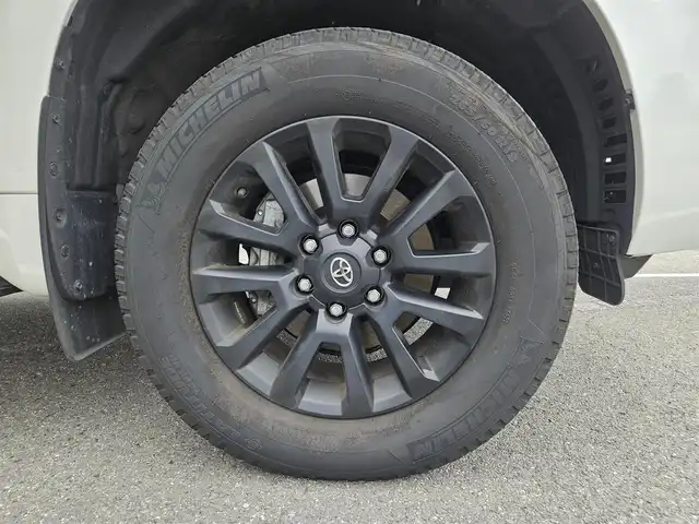 トヨタ ランドクルーザー プラド TX Lパッケージ マットブラED 兵庫県 2023(令5)年 2万km ホワイトパールクリスタルシャイン 4WD/純正ナビ/フルセグTV/バックカメラ/ビルトインETC2.0/ドライブレコーダー/アルパイン後席用フリップダウンモニター/レーダークルーズコントロール/クリアランスソナー/セーフティセンス/・衝突被害軽減ブレーキ/・車線逸脱防止支援/・オートマチックハイビーム/・標識認識/パーキングサポートブレーキ/LEDヘッドランプ/革巻きステアリング/ベージュ革シート/前席パワーシート/前席シートヒーター/ベンチレーション/3列目電動格納シート/純正18インチアルミホイール/スマートキー/プッシュエンジンスタート/禁煙車