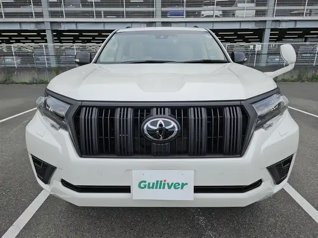 トヨタ ランドクルーザー プラド TX Lパッケージ マットブラED 兵庫県 2023(令5)年 2万km ホワイトパールクリスタルシャイン 4WD/純正ナビ/フルセグTV/バックカメラ/ビルトインETC2.0/ドライブレコーダー/アルパイン後席用フリップダウンモニター/レーダークルーズコントロール/クリアランスソナー/セーフティセンス/・衝突被害軽減ブレーキ/・車線逸脱防止支援/・オートマチックハイビーム/・標識認識/パーキングサポートブレーキ/LEDヘッドランプ/革巻きステアリング/ベージュ革シート/前席パワーシート/前席シートヒーター/ベンチレーション/3列目電動格納シート/純正18インチアルミホイール/スマートキー/プッシュエンジンスタート/禁煙車