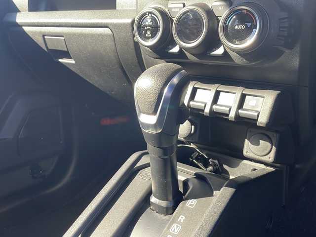 スズキ ジムニー XC 三重県 2018(平30)年 4.7万km ジャングルグリーン 禁煙/社外ナビ/フルセグTV/バックカメラ/シートヒーター/クルーズコントロール/背面タイヤ/ステアリングスイッチ/LEDオートライト/フォグランプ/ヘッドライトウォッシャー/電動格納ウィンカーミラー