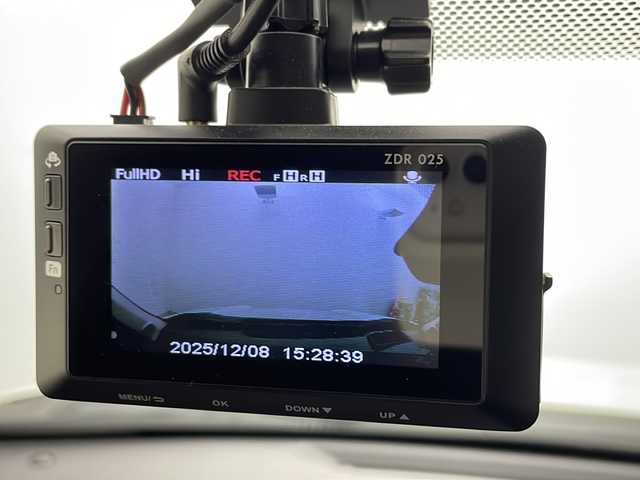 トヨタ ヤリスクロス ハイブリッド Z 秋田県 2021(令3)年 5.5万km ブラックマイカ/ホワイトパールクリスタルシャイン 2トーン 4WD/純正メモリナビ　/フルセグTV/AM/FM/Bluetooth/パノラミックビューモニター　/衝突被害軽減ブレーキ　/レーダークルーズコントロール　/ブラインドスポットモニター/レーンキープアシスト/横滑り防止装置　/前席シートヒーター/ステアリングヒーター/電動リアゲート/D席パワーシート/前後ドライブレコーダー/ビルトインETC/LEDヘッドライト/オートマチックハイビーム/AC100V/ハーフレザーシート/純正アルミホイール