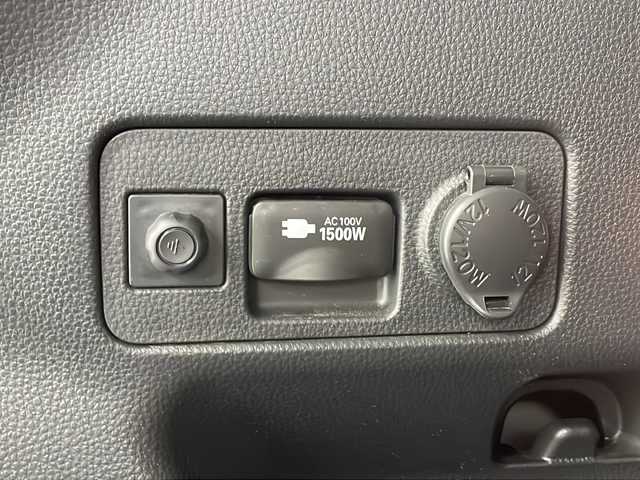 トヨタ ヤリスクロス ハイブリッド Z 秋田県 2021(令3)年 5.5万km ブラックマイカ/ホワイトパールクリスタルシャイン 2トーン 4WD/純正メモリナビ　/フルセグTV/AM/FM/Bluetooth/パノラミックビューモニター　/衝突被害軽減ブレーキ　/レーダークルーズコントロール　/ブラインドスポットモニター/レーンキープアシスト/横滑り防止装置　/前席シートヒーター/ステアリングヒーター/電動リアゲート/D席パワーシート/前後ドライブレコーダー/ビルトインETC/LEDヘッドライト/オートマチックハイビーム/AC100V/ハーフレザーシート/純正アルミホイール