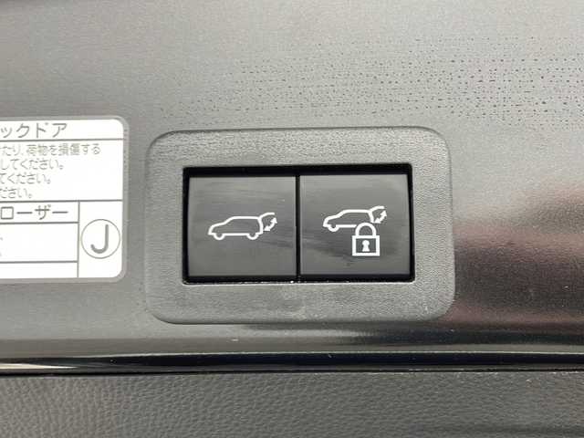 トヨタ ヤリスクロス ハイブリッド Z 秋田県 2021(令3)年 5.5万km ブラックマイカ/ホワイトパールクリスタルシャイン 2トーン 4WD/純正メモリナビ　/フルセグTV/AM/FM/Bluetooth/パノラミックビューモニター　/衝突被害軽減ブレーキ　/レーダークルーズコントロール　/ブラインドスポットモニター/レーンキープアシスト/横滑り防止装置　/前席シートヒーター/ステアリングヒーター/電動リアゲート/D席パワーシート/前後ドライブレコーダー/ビルトインETC/LEDヘッドライト/オートマチックハイビーム/AC100V/ハーフレザーシート/純正アルミホイール