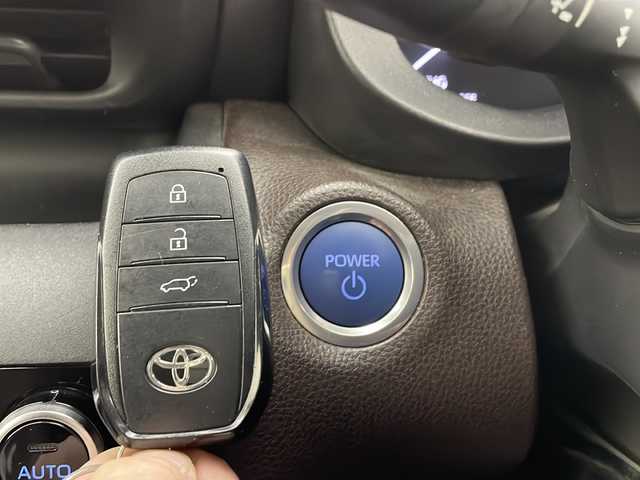 トヨタ ヤリスクロス ハイブリッド Z 秋田県 2021(令3)年 5.5万km ブラックマイカ/ホワイトパールクリスタルシャイン 2トーン 4WD/純正メモリナビ　/フルセグTV/AM/FM/Bluetooth/パノラミックビューモニター　/衝突被害軽減ブレーキ　/レーダークルーズコントロール　/ブラインドスポットモニター/レーンキープアシスト/横滑り防止装置　/前席シートヒーター/ステアリングヒーター/電動リアゲート/D席パワーシート/前後ドライブレコーダー/ビルトインETC/LEDヘッドライト/オートマチックハイビーム/AC100V/ハーフレザーシート/純正アルミホイール