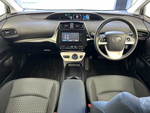 トヨタ プリウス S 奈良県 2016(平28)年 0.9万km シルバーM 純正ナビ/フルセグ CD DVD BT MSV/バックカメラ/ビルトインETC/プリクラッシュセーフティー/LDA/レーダークルーズコントロール/ふらつき検知機能/LEDヘッドライト/オートライト/オートハイビーム/スマートキー/スペアキー