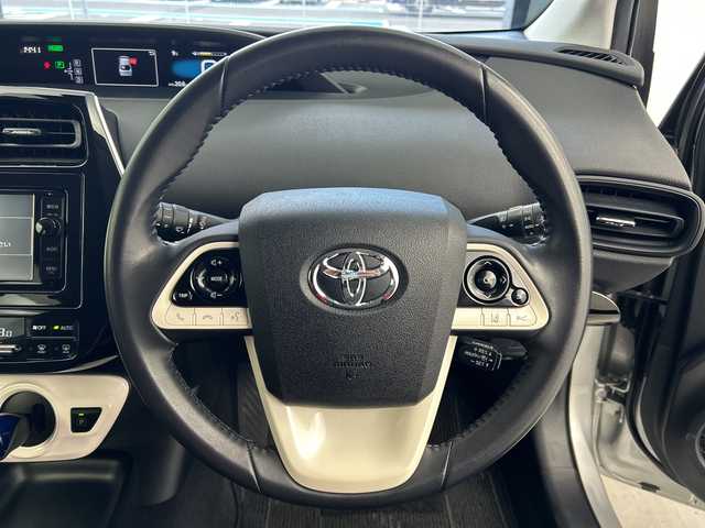 トヨタ プリウス S 奈良県 2016(平28)年 0.9万km シルバーM 純正ナビ/フルセグ CD DVD BT MSV/バックカメラ/ビルトインETC/プリクラッシュセーフティー/LDA/レーダークルーズコントロール/ふらつき検知機能/LEDヘッドライト/オートライト/オートハイビーム/スマートキー/スペアキー