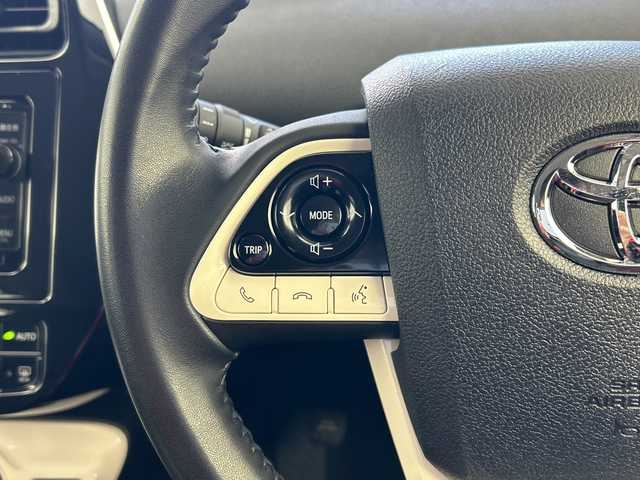 トヨタ プリウス S 奈良県 2016(平28)年 0.9万km シルバーM 純正ナビ/フルセグ CD DVD BT MSV/バックカメラ/ビルトインETC/プリクラッシュセーフティー/LDA/レーダークルーズコントロール/ふらつき検知機能/LEDヘッドライト/オートライト/オートハイビーム/スマートキー/スペアキー