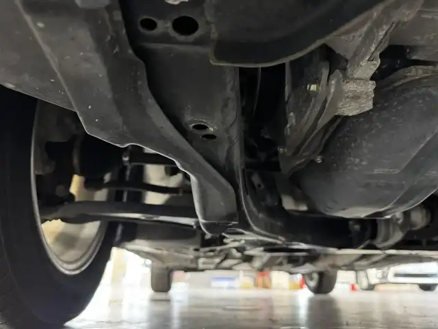 日産 ノート e－パワー メダリスト 三重県 2017(平29)年 2.7万km ブリリアントホワイトパール e-POWER/FF/フロアCVT/ストラーダ 7インチナビ CN-RE05WD/（FM/AM/SD/iPod/TV/USB/Bluetooth/MEMORY MUSIC/CD/DVD/VTR）/【OP】インテリジェント アラウンドビューモニター/ドライブレコーダー 前後/ETC/安全/・エマージェンシーブレーキ/・LDW（車線逸脱警報）/・踏み間違い衝突防止アシスト/・フロント＆バックソナー/・VDC（ビークルダイナミクスコントロール：横滑り防止機能）/装備/・【OP】スマートルームミラー（デジタルインナーミラー）/・ハーフレザーシート/・オートエアコン/・オートライト/・LEDヘッドライト/・フロントフォグライト/・【OP】ステアリングスイッチ（日産オリジナルナビ取付パッケージ）/・【OP】ヒーター付ドアミラー/・ウインカー付電動格納ドアミラー/・純正 15inAW/・インテリジェントキーx2/など