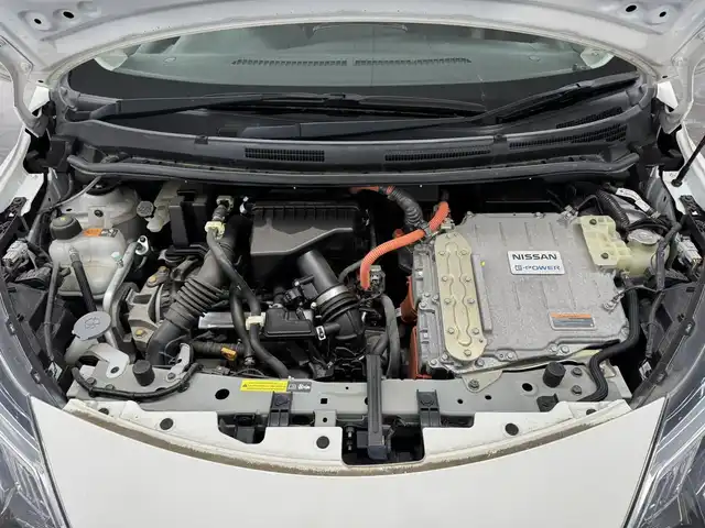日産 ノート e－パワー メダリスト 三重県 2017(平29)年 2.7万km ブリリアントホワイトパール e-POWER/FF/フロアCVT/ストラーダ 7インチナビ CN-RE05WD/（FM/AM/SD/iPod/TV/USB/Bluetooth/MEMORY MUSIC/CD/DVD/VTR）/【OP】インテリジェント アラウンドビューモニター/ドライブレコーダー 前後/ETC/安全/・エマージェンシーブレーキ/・LDW（車線逸脱警報）/・踏み間違い衝突防止アシスト/・フロント＆バックソナー/・VDC（ビークルダイナミクスコントロール：横滑り防止機能）/装備/・【OP】スマートルームミラー（デジタルインナーミラー）/・ハーフレザーシート/・オートエアコン/・オートライト/・LEDヘッドライト/・フロントフォグライト/・【OP】ステアリングスイッチ（日産オリジナルナビ取付パッケージ）/・【OP】ヒーター付ドアミラー/・ウインカー付電動格納ドアミラー/・純正 15inAW/・インテリジェントキーx2/など