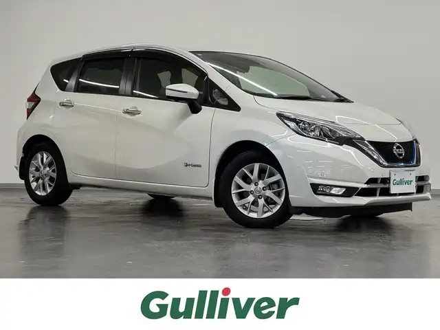 日産 ノート e－パワー メダリスト 三重県 2017(平29)年 2.7万km ブリリアントホワイトパール e-POWER/FF/フロアCVT/ストラーダ 7インチナビ CN-RE05WD/（FM/AM/SD/iPod/TV/USB/Bluetooth/MEMORY MUSIC/CD/DVD/VTR）/【OP】インテリジェント アラウンドビューモニター/ドライブレコーダー 前後/ETC/安全/・エマージェンシーブレーキ/・LDW（車線逸脱警報）/・踏み間違い衝突防止アシスト/・フロント＆バックソナー/・VDC（ビークルダイナミクスコントロール：横滑り防止機能）/装備/・【OP】スマートルームミラー（デジタルインナーミラー）/・ハーフレザーシート/・オートエアコン/・オートライト/・LEDヘッドライト/・フロントフォグライト/・【OP】ステアリングスイッチ（日産オリジナルナビ取付パッケージ）/・【OP】ヒーター付ドアミラー/・ウインカー付電動格納ドアミラー/・純正 15inAW/・インテリジェントキーx2/など