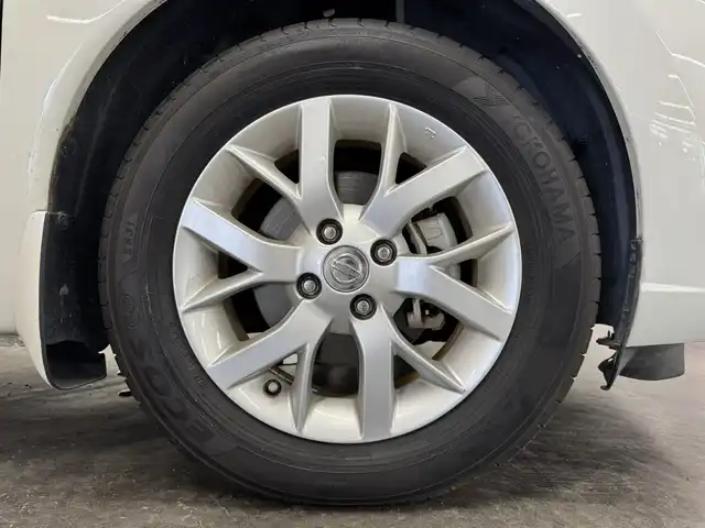 日産 ノート e－パワー メダリスト 三重県 2017(平29)年 2.7万km ブリリアントホワイトパール e-POWER/FF/フロアCVT/ストラーダ 7インチナビ CN-RE05WD/（FM/AM/SD/iPod/TV/USB/Bluetooth/MEMORY MUSIC/CD/DVD/VTR）/【OP】インテリジェント アラウンドビューモニター/ドライブレコーダー 前後/ETC/安全/・エマージェンシーブレーキ/・LDW（車線逸脱警報）/・踏み間違い衝突防止アシスト/・フロント＆バックソナー/・VDC（ビークルダイナミクスコントロール：横滑り防止機能）/装備/・【OP】スマートルームミラー（デジタルインナーミラー）/・ハーフレザーシート/・オートエアコン/・オートライト/・LEDヘッドライト/・フロントフォグライト/・【OP】ステアリングスイッチ（日産オリジナルナビ取付パッケージ）/・【OP】ヒーター付ドアミラー/・ウインカー付電動格納ドアミラー/・純正 15inAW/・インテリジェントキーx2/など