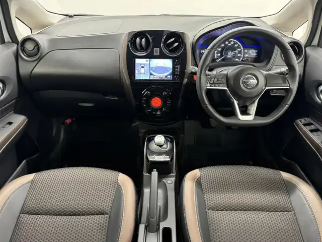 日産 ノート e－パワー メダリスト 三重県 2017(平29)年 2.7万km ブリリアントホワイトパール e-POWER/FF/フロアCVT/ストラーダ 7インチナビ CN-RE05WD/（FM/AM/SD/iPod/TV/USB/Bluetooth/MEMORY MUSIC/CD/DVD/VTR）/【OP】インテリジェント アラウンドビューモニター/ドライブレコーダー 前後/ETC/安全/・エマージェンシーブレーキ/・LDW（車線逸脱警報）/・踏み間違い衝突防止アシスト/・フロント＆バックソナー/・VDC（ビークルダイナミクスコントロール：横滑り防止機能）/装備/・【OP】スマートルームミラー（デジタルインナーミラー）/・ハーフレザーシート/・オートエアコン/・オートライト/・LEDヘッドライト/・フロントフォグライト/・【OP】ステアリングスイッチ（日産オリジナルナビ取付パッケージ）/・【OP】ヒーター付ドアミラー/・ウインカー付電動格納ドアミラー/・純正 15inAW/・インテリジェントキーx2/など
