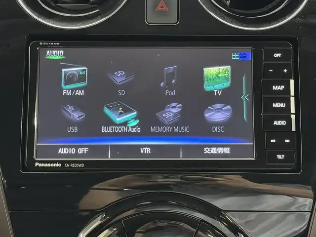 日産 ノート e－パワー メダリスト 三重県 2017(平29)年 2.7万km ブリリアントホワイトパール e-POWER/FF/フロアCVT/ストラーダ 7インチナビ CN-RE05WD/（FM/AM/SD/iPod/TV/USB/Bluetooth/MEMORY MUSIC/CD/DVD/VTR）/【OP】インテリジェント アラウンドビューモニター/ドライブレコーダー 前後/ETC/安全/・エマージェンシーブレーキ/・LDW（車線逸脱警報）/・踏み間違い衝突防止アシスト/・フロント＆バックソナー/・VDC（ビークルダイナミクスコントロール：横滑り防止機能）/装備/・【OP】スマートルームミラー（デジタルインナーミラー）/・ハーフレザーシート/・オートエアコン/・オートライト/・LEDヘッドライト/・フロントフォグライト/・【OP】ステアリングスイッチ（日産オリジナルナビ取付パッケージ）/・【OP】ヒーター付ドアミラー/・ウインカー付電動格納ドアミラー/・純正 15inAW/・インテリジェントキーx2/など