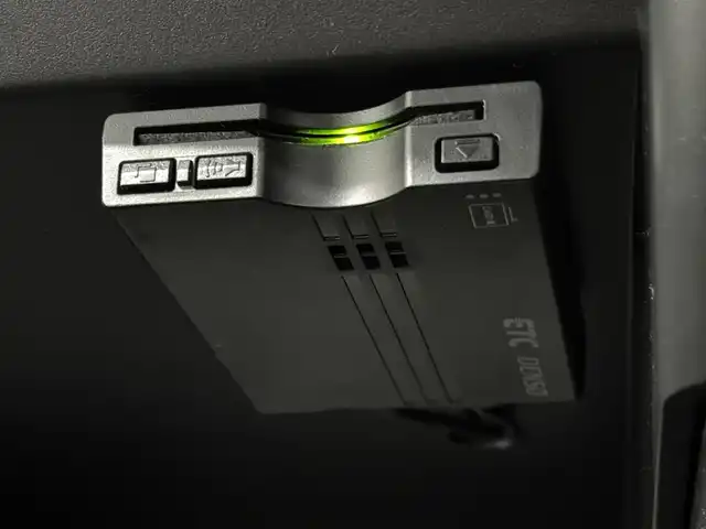 日産 ノート e－パワー メダリスト 三重県 2017(平29)年 2.7万km ブリリアントホワイトパール e-POWER/FF/フロアCVT/ストラーダ 7インチナビ CN-RE05WD/（FM/AM/SD/iPod/TV/USB/Bluetooth/MEMORY MUSIC/CD/DVD/VTR）/【OP】インテリジェント アラウンドビューモニター/ドライブレコーダー 前後/ETC/安全/・エマージェンシーブレーキ/・LDW（車線逸脱警報）/・踏み間違い衝突防止アシスト/・フロント＆バックソナー/・VDC（ビークルダイナミクスコントロール：横滑り防止機能）/装備/・【OP】スマートルームミラー（デジタルインナーミラー）/・ハーフレザーシート/・オートエアコン/・オートライト/・LEDヘッドライト/・フロントフォグライト/・【OP】ステアリングスイッチ（日産オリジナルナビ取付パッケージ）/・【OP】ヒーター付ドアミラー/・ウインカー付電動格納ドアミラー/・純正 15inAW/・インテリジェントキーx2/など