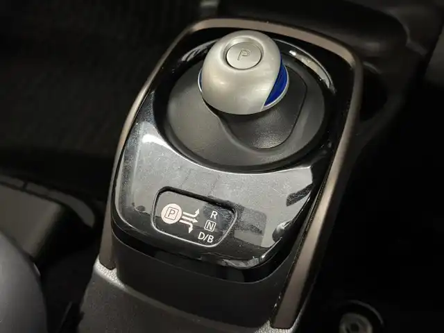 日産 ノート e－パワー メダリスト 三重県 2017(平29)年 2.7万km ブリリアントホワイトパール e-POWER/FF/フロアCVT/ストラーダ 7インチナビ CN-RE05WD/（FM/AM/SD/iPod/TV/USB/Bluetooth/MEMORY MUSIC/CD/DVD/VTR）/【OP】インテリジェント アラウンドビューモニター/ドライブレコーダー 前後/ETC/安全/・エマージェンシーブレーキ/・LDW（車線逸脱警報）/・踏み間違い衝突防止アシスト/・フロント＆バックソナー/・VDC（ビークルダイナミクスコントロール：横滑り防止機能）/装備/・【OP】スマートルームミラー（デジタルインナーミラー）/・ハーフレザーシート/・オートエアコン/・オートライト/・LEDヘッドライト/・フロントフォグライト/・【OP】ステアリングスイッチ（日産オリジナルナビ取付パッケージ）/・【OP】ヒーター付ドアミラー/・ウインカー付電動格納ドアミラー/・純正 15inAW/・インテリジェントキーx2/など