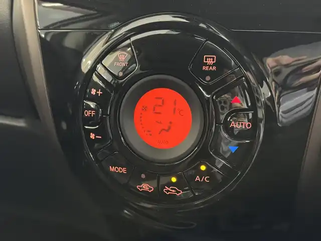 日産 ノート e－パワー メダリスト 三重県 2017(平29)年 2.7万km ブリリアントホワイトパール e-POWER/FF/フロアCVT/ストラーダ 7インチナビ CN-RE05WD/（FM/AM/SD/iPod/TV/USB/Bluetooth/MEMORY MUSIC/CD/DVD/VTR）/【OP】インテリジェント アラウンドビューモニター/ドライブレコーダー 前後/ETC/安全/・エマージェンシーブレーキ/・LDW（車線逸脱警報）/・踏み間違い衝突防止アシスト/・フロント＆バックソナー/・VDC（ビークルダイナミクスコントロール：横滑り防止機能）/装備/・【OP】スマートルームミラー（デジタルインナーミラー）/・ハーフレザーシート/・オートエアコン/・オートライト/・LEDヘッドライト/・フロントフォグライト/・【OP】ステアリングスイッチ（日産オリジナルナビ取付パッケージ）/・【OP】ヒーター付ドアミラー/・ウインカー付電動格納ドアミラー/・純正 15inAW/・インテリジェントキーx2/など