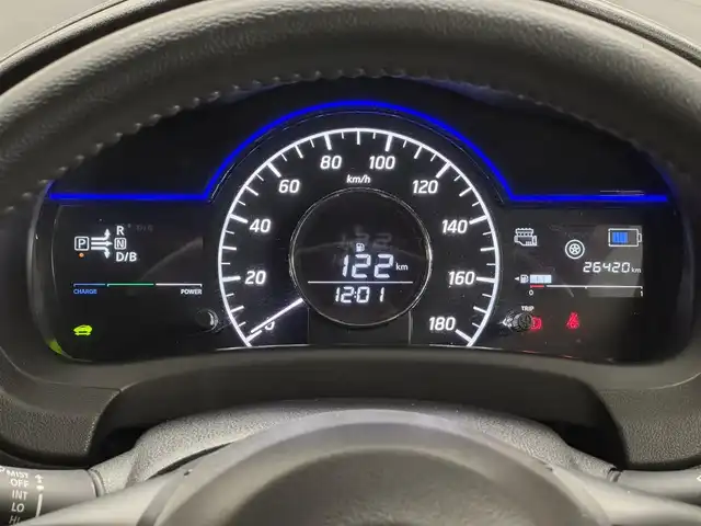 日産 ノート e－パワー メダリスト 三重県 2017(平29)年 2.7万km ブリリアントホワイトパール e-POWER/FF/フロアCVT/ストラーダ 7インチナビ CN-RE05WD/（FM/AM/SD/iPod/TV/USB/Bluetooth/MEMORY MUSIC/CD/DVD/VTR）/【OP】インテリジェント アラウンドビューモニター/ドライブレコーダー 前後/ETC/安全/・エマージェンシーブレーキ/・LDW（車線逸脱警報）/・踏み間違い衝突防止アシスト/・フロント＆バックソナー/・VDC（ビークルダイナミクスコントロール：横滑り防止機能）/装備/・【OP】スマートルームミラー（デジタルインナーミラー）/・ハーフレザーシート/・オートエアコン/・オートライト/・LEDヘッドライト/・フロントフォグライト/・【OP】ステアリングスイッチ（日産オリジナルナビ取付パッケージ）/・【OP】ヒーター付ドアミラー/・ウインカー付電動格納ドアミラー/・純正 15inAW/・インテリジェントキーx2/など