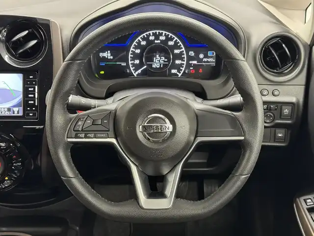 日産 ノート e－パワー メダリスト 三重県 2017(平29)年 2.7万km ブリリアントホワイトパール e-POWER/FF/フロアCVT/ストラーダ 7インチナビ CN-RE05WD/（FM/AM/SD/iPod/TV/USB/Bluetooth/MEMORY MUSIC/CD/DVD/VTR）/【OP】インテリジェント アラウンドビューモニター/ドライブレコーダー 前後/ETC/安全/・エマージェンシーブレーキ/・LDW（車線逸脱警報）/・踏み間違い衝突防止アシスト/・フロント＆バックソナー/・VDC（ビークルダイナミクスコントロール：横滑り防止機能）/装備/・【OP】スマートルームミラー（デジタルインナーミラー）/・ハーフレザーシート/・オートエアコン/・オートライト/・LEDヘッドライト/・フロントフォグライト/・【OP】ステアリングスイッチ（日産オリジナルナビ取付パッケージ）/・【OP】ヒーター付ドアミラー/・ウインカー付電動格納ドアミラー/・純正 15inAW/・インテリジェントキーx2/など