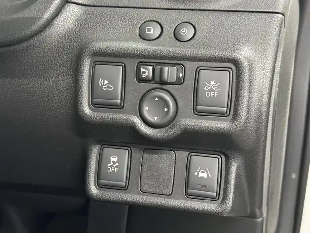 日産 ノート e－パワー メダリスト 三重県 2017(平29)年 2.7万km ブリリアントホワイトパール e-POWER/FF/フロアCVT/ストラーダ 7インチナビ CN-RE05WD/（FM/AM/SD/iPod/TV/USB/Bluetooth/MEMORY MUSIC/CD/DVD/VTR）/【OP】インテリジェント アラウンドビューモニター/ドライブレコーダー 前後/ETC/安全/・エマージェンシーブレーキ/・LDW（車線逸脱警報）/・踏み間違い衝突防止アシスト/・フロント＆バックソナー/・VDC（ビークルダイナミクスコントロール：横滑り防止機能）/装備/・【OP】スマートルームミラー（デジタルインナーミラー）/・ハーフレザーシート/・オートエアコン/・オートライト/・LEDヘッドライト/・フロントフォグライト/・【OP】ステアリングスイッチ（日産オリジナルナビ取付パッケージ）/・【OP】ヒーター付ドアミラー/・ウインカー付電動格納ドアミラー/・純正 15inAW/・インテリジェントキーx2/など