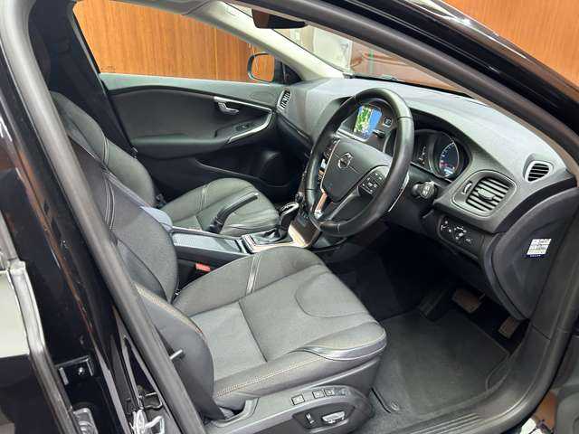 ボルボ Ｖ４０ クロスカントリー D4 モメンタム 千葉県 2018(平30)年 5.4万km 黒 ＡＣＣ　/ＢＬＩＳ　/純正ナビ　/バックカメラ　/メモリーパワーシート　/シートヒーター　/ドライブレコーダー　/ＬＥＤヘッドライト　/オートライト　/レーンアシスト　/ＥＴＣ　/純正１７インチＡＷ　/ルーフレール