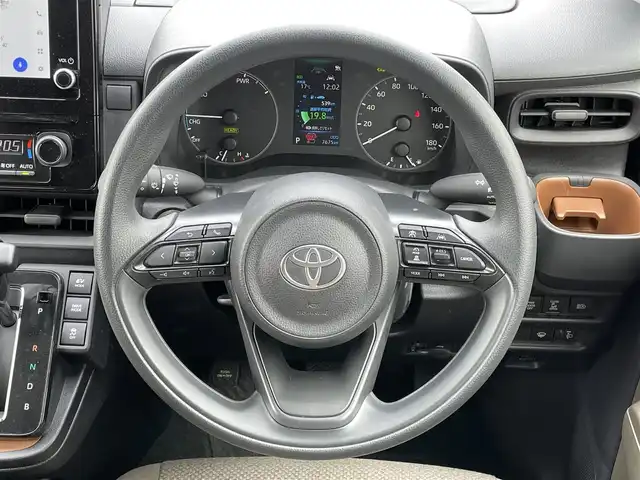 トヨタ シエンタ ハイブリッド G 道央・札幌 2024(令6)年 0.8万km ブラック ４WD/寒冷地仕様/純正ディスプレイオーディオ/AM/FM/BT/フルセグ/トヨタセーフティセンス/プリクラッシュセーフティ/横滑り防止装置/レーダークルーズコントロール/レーンキープアシスト/クリアランスソナー/ブラインドスポットモニター/リアクロストラフィックアラート/パーキングサポートブレーキ/プロアクティブドライビングアシスト/ロードサインアシスト/バックカメラ/ビルトインETC/EVMODE/DRIVEMODE切替/ワイパーデアイサー/両側パワースライドドア/ステアリングリモコン/プッシュスタート/スマートキー/LEDヘッドライト/オートライト/オートハイビーム/ヘッドライトレベライザー/電動格納ミラー/ヒーテッドドアミラー/ウィンカーミラー/フロアマット/レンタカー登録