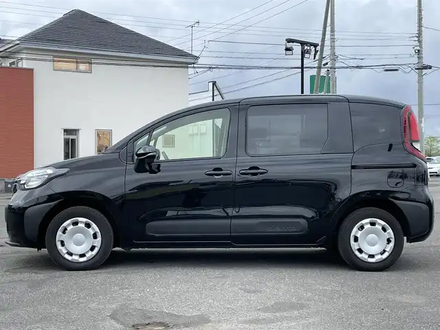 トヨタ シエンタ ハイブリッド G 道央・札幌 2024(令6)年 0.8万km ブラック ４WD/寒冷地仕様/純正ディスプレイオーディオ/AM/FM/BT/フルセグ/トヨタセーフティセンス/プリクラッシュセーフティ/横滑り防止装置/レーダークルーズコントロール/レーンキープアシスト/クリアランスソナー/ブラインドスポットモニター/リアクロストラフィックアラート/パーキングサポートブレーキ/プロアクティブドライビングアシスト/ロードサインアシスト/バックカメラ/ビルトインETC/EVMODE/DRIVEMODE切替/ワイパーデアイサー/両側パワースライドドア/ステアリングリモコン/プッシュスタート/スマートキー/LEDヘッドライト/オートライト/オートハイビーム/ヘッドライトレベライザー/電動格納ミラー/ヒーテッドドアミラー/ウィンカーミラー/フロアマット/レンタカー登録
