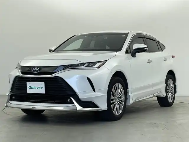 トヨタ ハリアー ハイブリッド Z レザーパッケージ 群馬県 2023(令5)年 5.9万km プラチナホワイトパールマイカ パノラミックビューモニター(床下透過表示機能付)/おくだけ充電/＝＝＝＝＝/ディスプレイオーディオ(コネクティッドナビ対応)Plus/・12.3インチHDディスプレイ/・JBLプレミアムサウンド/・AM/FM/USB/Bluetooth/フルセグTV/・USB/Miracast/AppleCarPlay/AndroidAuto/デジタルインナーミラー(前後方録画機能付)/トヨタセーフティセンス/・プリクラッシュセーフティシステム/・レーントレーシングアシスト/・アダプティブハイビームシステム/・レーダークルーズコントロール(全車速追従機能付)/・ロードサインアシスト/先行車発進告知機能/前席パワーシート/快適温熱シート/ベンチレーション/ポジションメモリー(シート/ステアリング)/本革シート/カラーヘッドアップディスプレイ/ステアリングスイッチ/ステアリングヒーター
