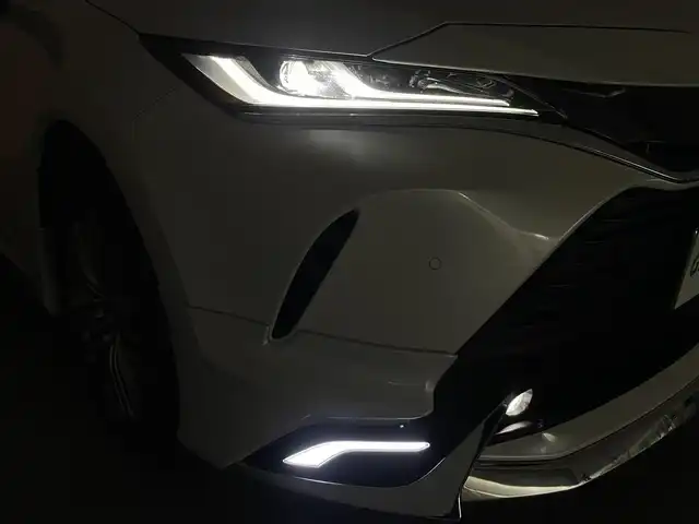 トヨタ ハリアー ハイブリッド Z レザーパッケージ 群馬県 2023(令5)年 5.9万km プラチナホワイトパールマイカ パノラミックビューモニター(床下透過表示機能付)/おくだけ充電/＝＝＝＝＝/ディスプレイオーディオ(コネクティッドナビ対応)Plus/・12.3インチHDディスプレイ/・JBLプレミアムサウンド/・AM/FM/USB/Bluetooth/フルセグTV/・USB/Miracast/AppleCarPlay/AndroidAuto/デジタルインナーミラー(前後方録画機能付)/トヨタセーフティセンス/・プリクラッシュセーフティシステム/・レーントレーシングアシスト/・アダプティブハイビームシステム/・レーダークルーズコントロール(全車速追従機能付)/・ロードサインアシスト/先行車発進告知機能/前席パワーシート/快適温熱シート/ベンチレーション/ポジションメモリー(シート/ステアリング)/本革シート/カラーヘッドアップディスプレイ/ステアリングスイッチ/ステアリングヒーター