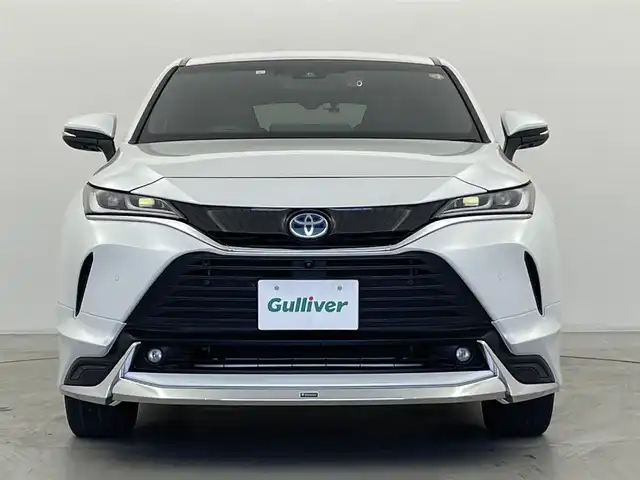 トヨタ ハリアー ハイブリッド Z レザーパッケージ 群馬県 2023(令5)年 5.9万km プラチナホワイトパールマイカ パノラミックビューモニター(床下透過表示機能付)/おくだけ充電/＝＝＝＝＝/ディスプレイオーディオ(コネクティッドナビ対応)Plus/・12.3インチHDディスプレイ/・JBLプレミアムサウンド/・AM/FM/USB/Bluetooth/フルセグTV/・USB/Miracast/AppleCarPlay/AndroidAuto/デジタルインナーミラー(前後方録画機能付)/トヨタセーフティセンス/・プリクラッシュセーフティシステム/・レーントレーシングアシスト/・アダプティブハイビームシステム/・レーダークルーズコントロール(全車速追従機能付)/・ロードサインアシスト/先行車発進告知機能/前席パワーシート/快適温熱シート/ベンチレーション/ポジションメモリー(シート/ステアリング)/本革シート/カラーヘッドアップディスプレイ/ステアリングスイッチ/ステアリングヒーター