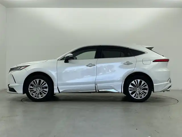 トヨタ ハリアー ハイブリッド Z レザーパッケージ 群馬県 2023(令5)年 5.9万km プラチナホワイトパールマイカ パノラミックビューモニター(床下透過表示機能付)/おくだけ充電/＝＝＝＝＝/ディスプレイオーディオ(コネクティッドナビ対応)Plus/・12.3インチHDディスプレイ/・JBLプレミアムサウンド/・AM/FM/USB/Bluetooth/フルセグTV/・USB/Miracast/AppleCarPlay/AndroidAuto/デジタルインナーミラー(前後方録画機能付)/トヨタセーフティセンス/・プリクラッシュセーフティシステム/・レーントレーシングアシスト/・アダプティブハイビームシステム/・レーダークルーズコントロール(全車速追従機能付)/・ロードサインアシスト/先行車発進告知機能/前席パワーシート/快適温熱シート/ベンチレーション/ポジションメモリー(シート/ステアリング)/本革シート/カラーヘッドアップディスプレイ/ステアリングスイッチ/ステアリングヒーター