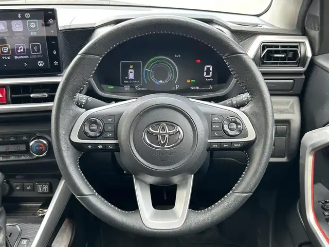 トヨタ ライズ Z 静岡県 2022(令4)年 5.2万km ブラックマイカメタリック 純正ディスプレイオーディオ/・フルセグTV/・Bluetooth接続/・Apple CarPlay/・Android Auto/・USB入力端子/スマートアシスト/・衝突警報機能・衝突回避支援ブレーキ機能/・標識認識機能/・先行車発進お知らせ機能/・全車速追従機能付ACC（アダプティブクルーズコントロール／停止保持機能あり）/・LKC（レーンキープコントロール）/・車線逸脱警報機能／車線逸脱抑制制御機能/・ふらつき警報/・路側逸脱警報/・ブラインドスポットモニター/・オートハイビーム/・ADB（アダプティブドライビングビーム）/・サイドビューランプ/・ブレーキ制御付誤発進抑制機能（前方・後方）/・コーナーセンサー（フロント2個／リヤ4個、接近お知らせ表示付）/・スマートパノラマパーキングアシスト（駐車支援システム）/・パノラミックビューモニター/・RCTA（リヤクロストラフィックアラート）/電動パーキングブレーキ/オートブレーキホールド/プッシュスタート/スマートキー/ETC/前後ドラレコ/前席シートヒーター/LEDオートライト/純正フロアマット/純正17インチアルミホイール