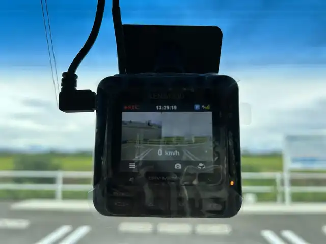 ホンダ Ｎ ＢＯＸ カスタム G Lパッケージ 佐賀県 2012(平24)年 6.9万km プレミアムホワイトパール 社外SDナビゲーション/・フルセグTV/CD/DVD/SD/Bluetooth/バックカメラ/前後ドライブレコーダー/ETC/横滑り防止装置/片側パワースライドドア/ISOFIX対応/ステアリングリモコン/純正14インチアルミホイール/純正キセノンヘッドライト/純正フォグランプ/純正フロアマット/純正ドアバイザ―/新車保証書/取扱説明書/スペアキー1本