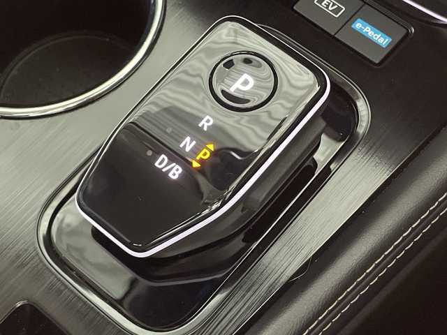 日産 エクストレイル G e－4ORCE 神奈川県 2023(令5)年 1.5万km ダイヤモンドブラック プロパイロット/インテリジェントルームミラー/Pバックドア/プッシュスタート/革巻きステアリング/BSM/TVキャンセラー/リアAutoエアコン/純正メーカーDAナビ/フルセグテレビ/USB/純正前後ドライブレコーダー/パーキングアシスト/合皮シート/ステスイ/電子パーキング/SOSコール/LEDヘッドライト/HUD/ビルドインETC2.0/EVモード/パワーシート/Autoライト/オートホールド/電動格納ミラー/フォグランプ/置くだけ充電/AC100V/e-pedal/インテリジェントキー/スペアキー/メモリシート/シートヒーター/ハンドル支援/ステアリングヒーター/ウィンカーミラー/純正フロアマット/純正ドアバイザー/純正アルミホイール
